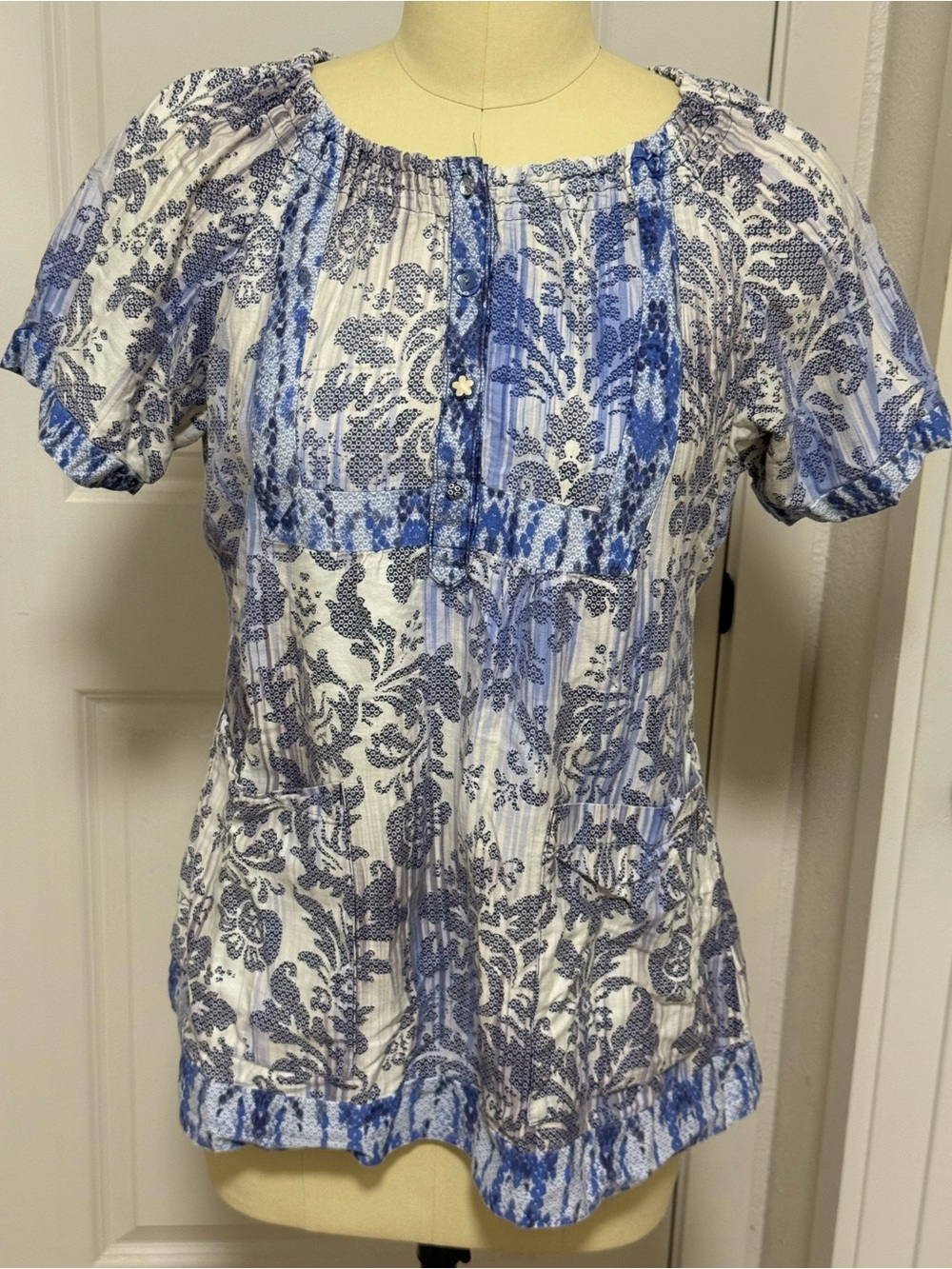 Large Koi Blue Abstract Floral Scrub Top - Excellent Condition
